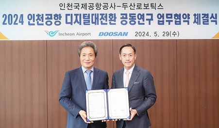 ▲ 인천국제공항 디지털 전환 추진 협업 체계 구축’을 위한 업무협약식이 끝나고 두산로보틱스 박인원 대표(오른쪽)와 인천국제공항공사 이학재 사장이 기념사진을 촬영하고 있다.