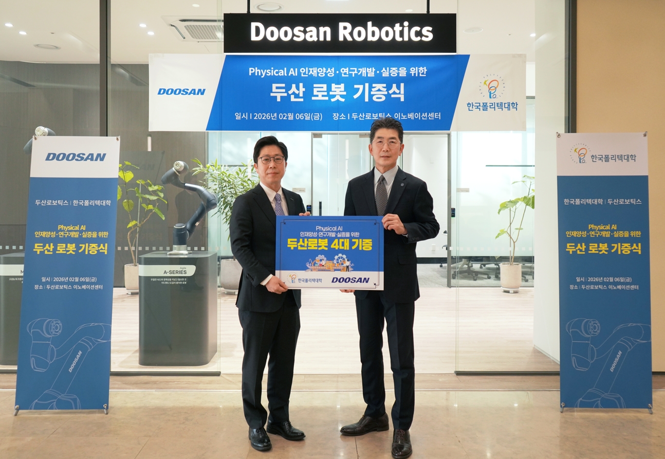 ▲ 기증식이 끝나고 두산로보틱스 김현수 상무(왼쪽)가 한국폴리텍대학 정경훈 기획이사와 기념사진을 촬영하고 있다.