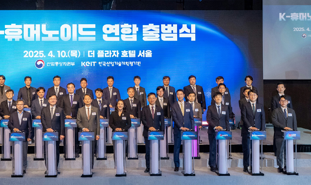 ▲ 업무협약식이 끝나고 두산로보틱스 김민표 대표(앞줄 왼쪽에서 네 번째)가 참석자들과 기념사진을 촬영하고 있다.