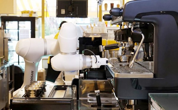 ▲ Doosan Robotics, collaborative robot is picking up a shot glass containing extracted espresso.