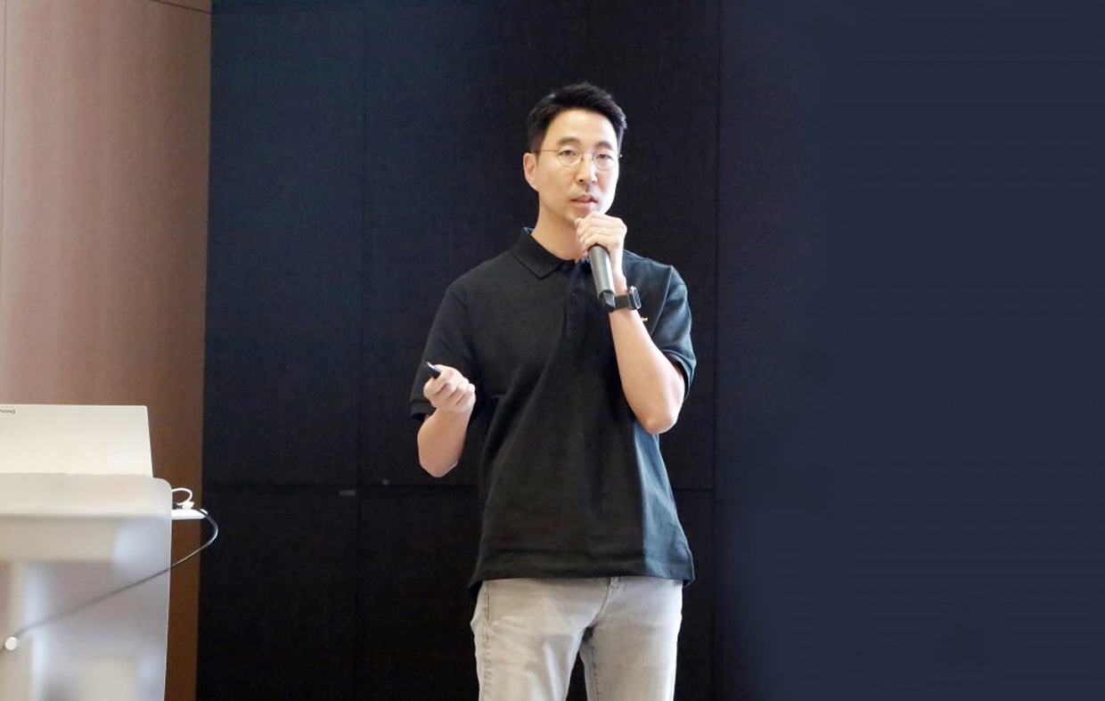 ▲ Doosan Robotics CEO Kevin Kim shares the company's direction and vision during a town hall meeting attended by all employees.