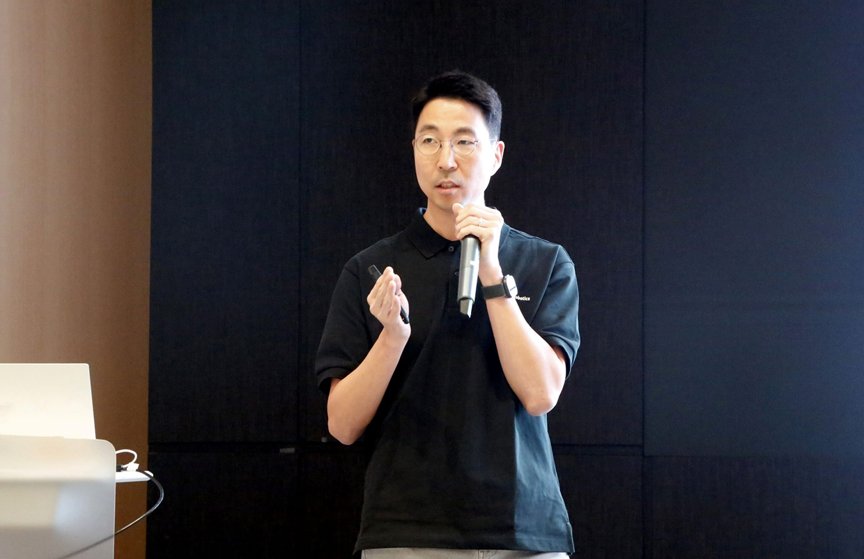 ▲ 두산로보틱스 김민표 대표가 전 임직원들이 모인 타운홀 미팅 자리에서 회사의 방향성과 비전에 대해 공유하고 있다.