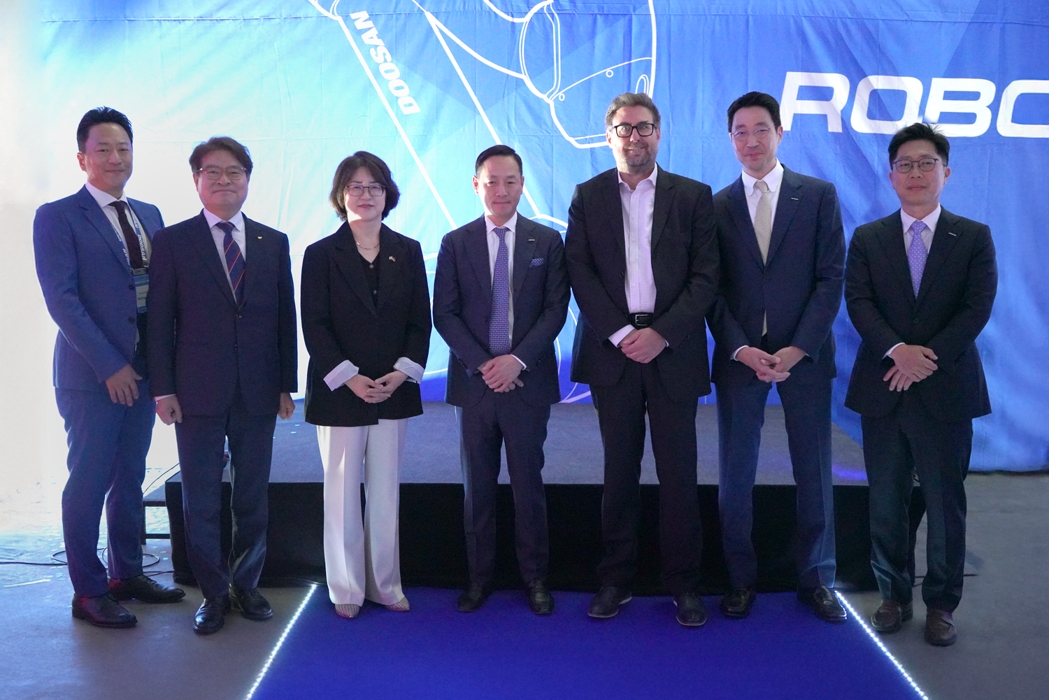 Doosan Robotics expanded its European branch to Frankfurt, Germany, to support its business growth in Europe. The photo shows Inwon Park, President of Doosan Robotics (fourth from left), and Kevin Kim, CEO of Doosan Robotics (sixth from left), with attendees after the opening ceremony.