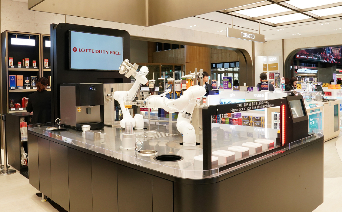 ▲ Collaborative robot bartender solution located at Lotte Duty Free at Gimpo International Airport