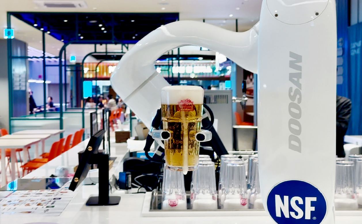 ▲ A collaborative robot beer dispensing solution supplied to the Airbot Bar store in Culinary Square by Ourhome located in Terminal 2 of Incheon International Airport